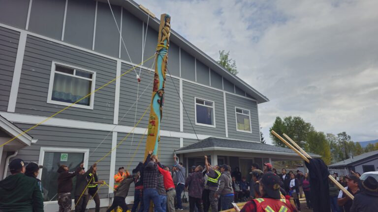 [Photos] Totem Pole raised in Witset
